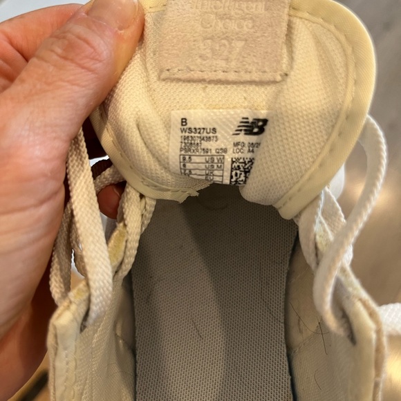 Women’s 9.5 New Balance 327 in color Unbleached. Good used condition. - Picture 3 of 4